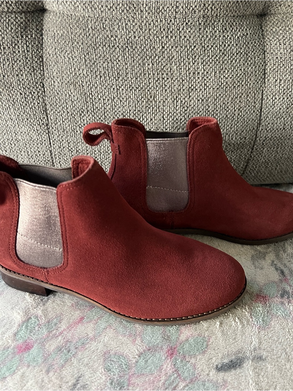 Toms Women's Ankle Boots in Burgundy Suede - Picture 2 of 4